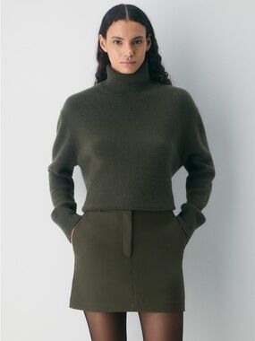 NWT - Aritzia Babaton Chisel Skirt